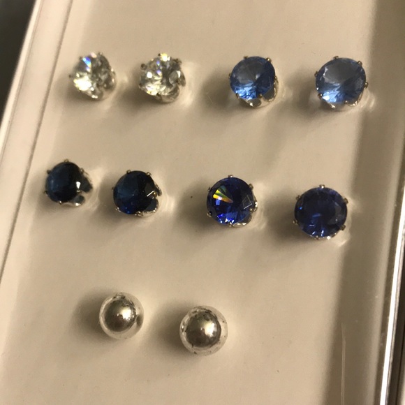 Brand new Joe Fresh stud earrings - Picture 2 of 2